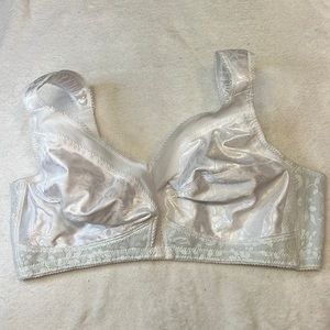 Playtex Style 4693 White Wirefree Bra in Size 42C. Wide Straps. EUC.